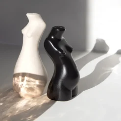 Maison<Anissa Kermiche Paire De Salieres Et Poivrieres Pour Le Corps (Beige, Noir)